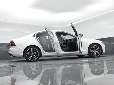 2021 Volvo S60 Recharge Plug-In Hybrid T8 R-Design Expression